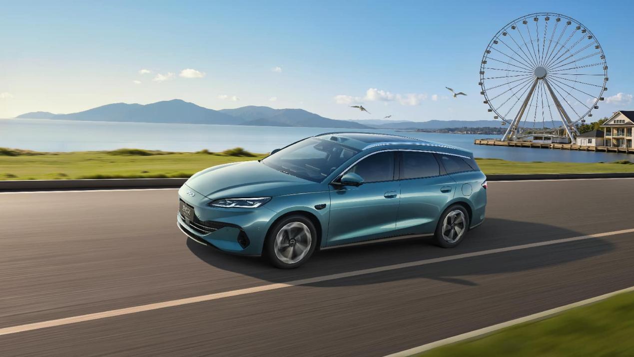 比亚迪海豹06DM-i旅行版上新了，纯电续航升级成200km和300km，算是目