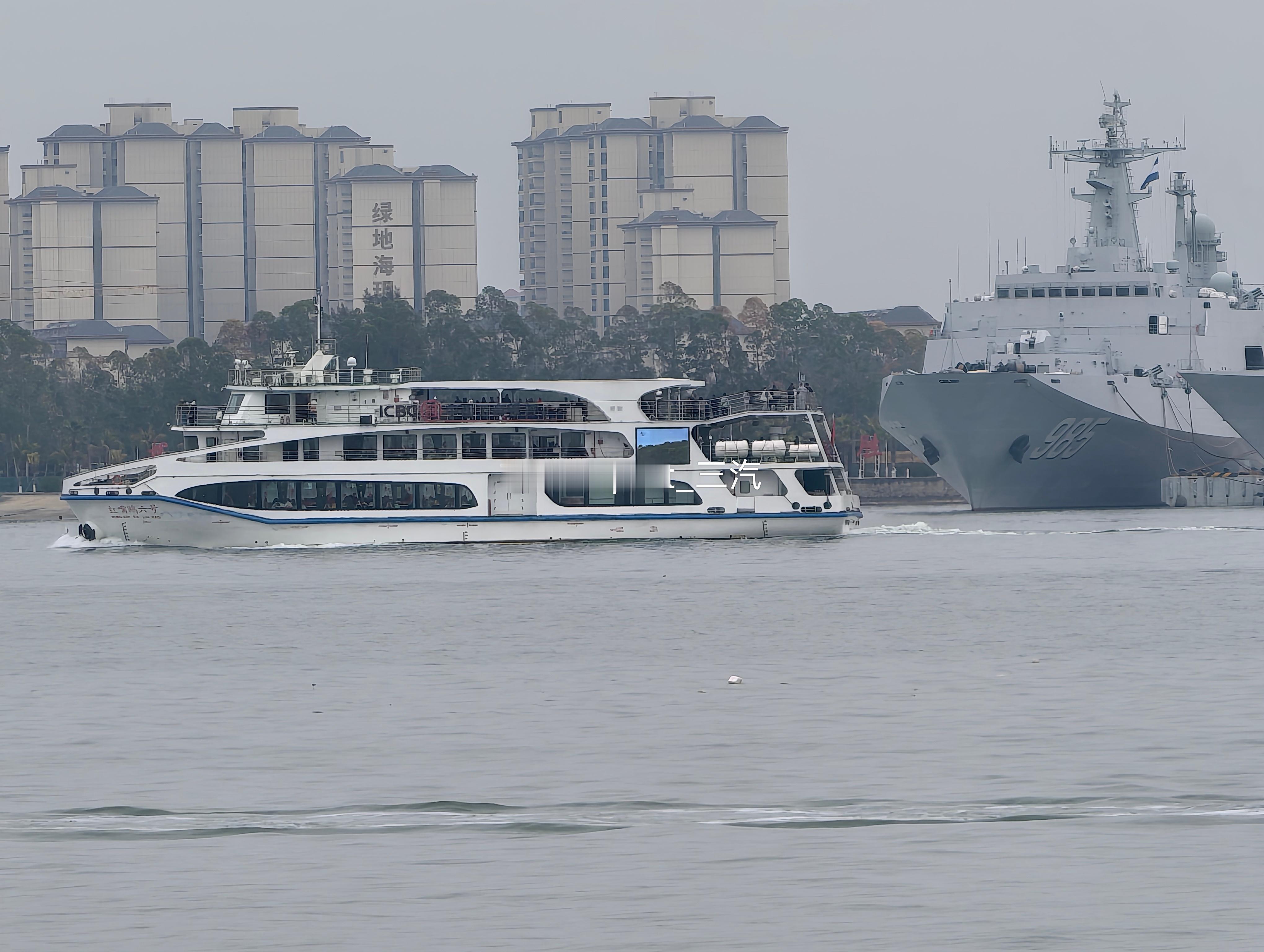 湛江港  湛江·红嘴鸥游船[地点] 这条是唯一的三层甲板游船叫红嘴鸥6号而且船期