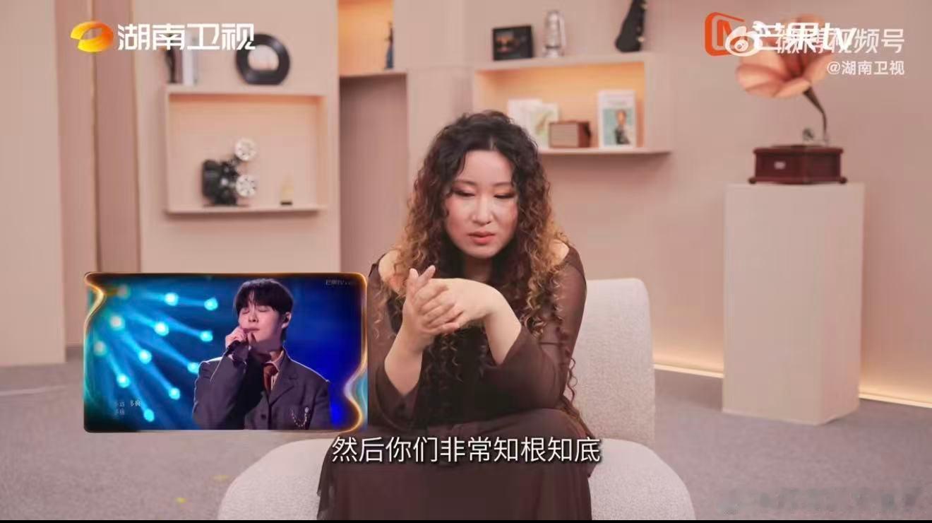 锤娜丽莎评价尤长靖歌手舞台锤娜丽莎为尤长靖发了朋友圈多年好友现场点评，歌声共情力
