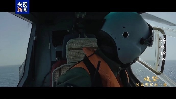直-10武装直升机座舱，这个确实不是世界第一。你看这个凉席坐垫，想必这飞机就没有