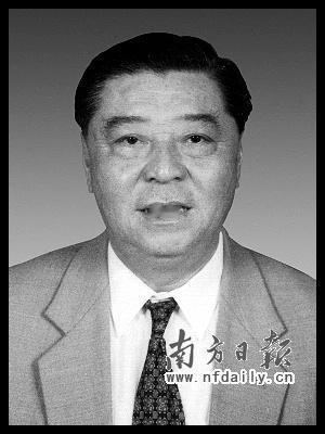 1975年，42岁的罗定县委书记郭荣昌正在田埂上和技术员核对渡槽方案，被骑自行车