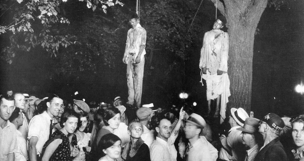 90年前美国黑人害死白人青年还强奸其女友：结局就是公开被愤怒民众吊死树上！这张黑