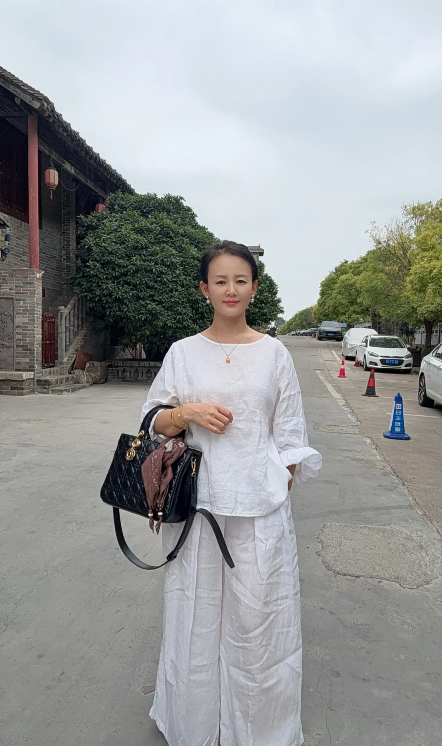 看到别人幸福的时候，我也会掉眼泪，不为别的，总觉得这一路走来这么坎坷...