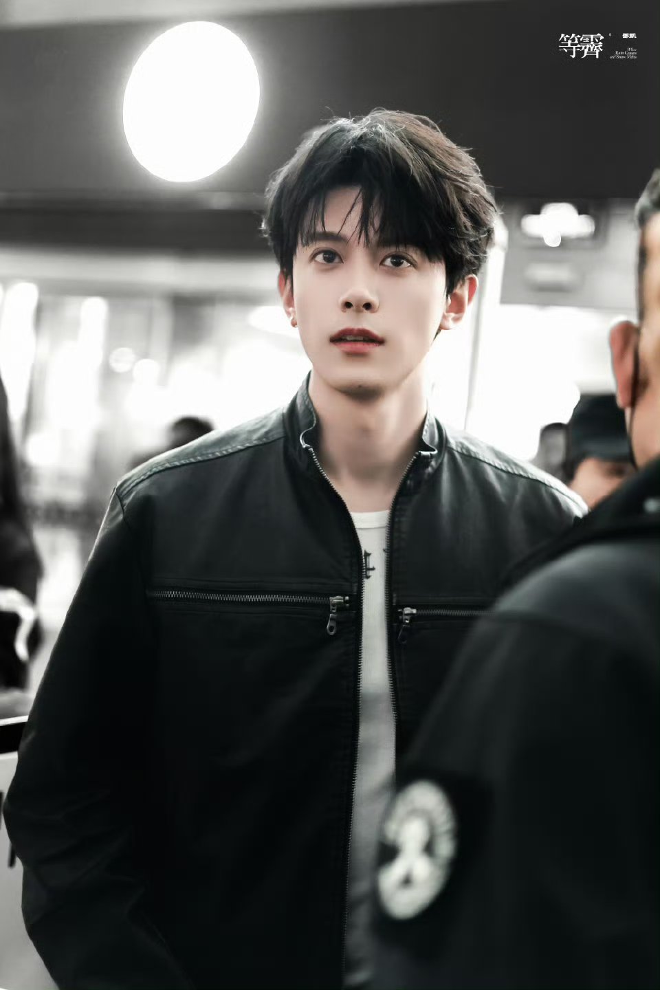 邓凯一款求饶型艺人邓凯也太可爱了！戏里是疯批反派，戏外被粉丝围堵还求饶，让大家早