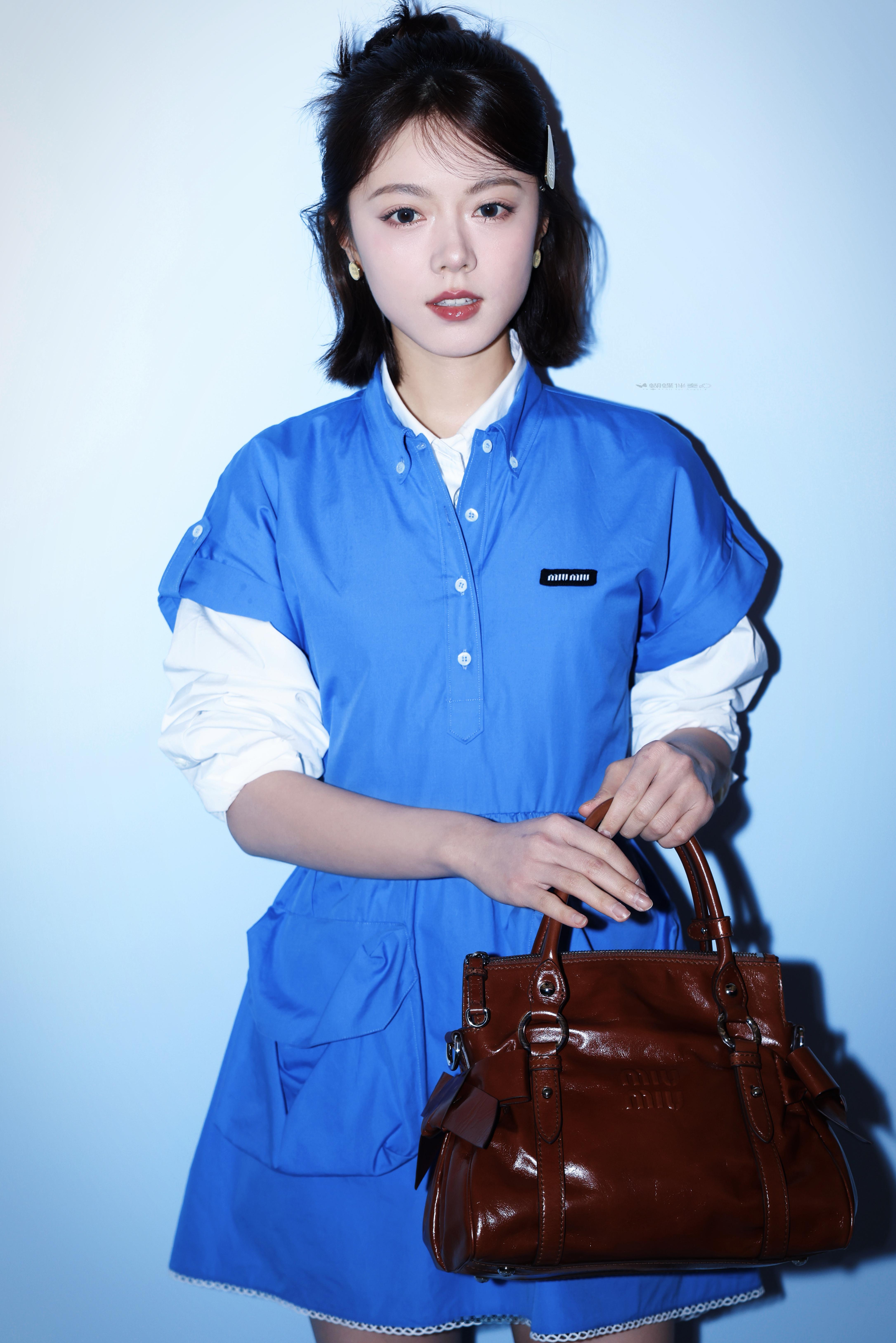 赵今麦 × Miu Miu 杭州线下活动，一袭品牌2026春夏蓝色工装连衣裙亮相