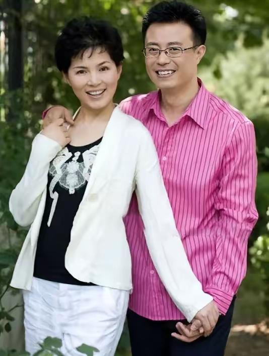 1999年，央视主持人白燕升和周佳刚新婚9个月，周佳突遭六级伤残，瘫痪在床。为了