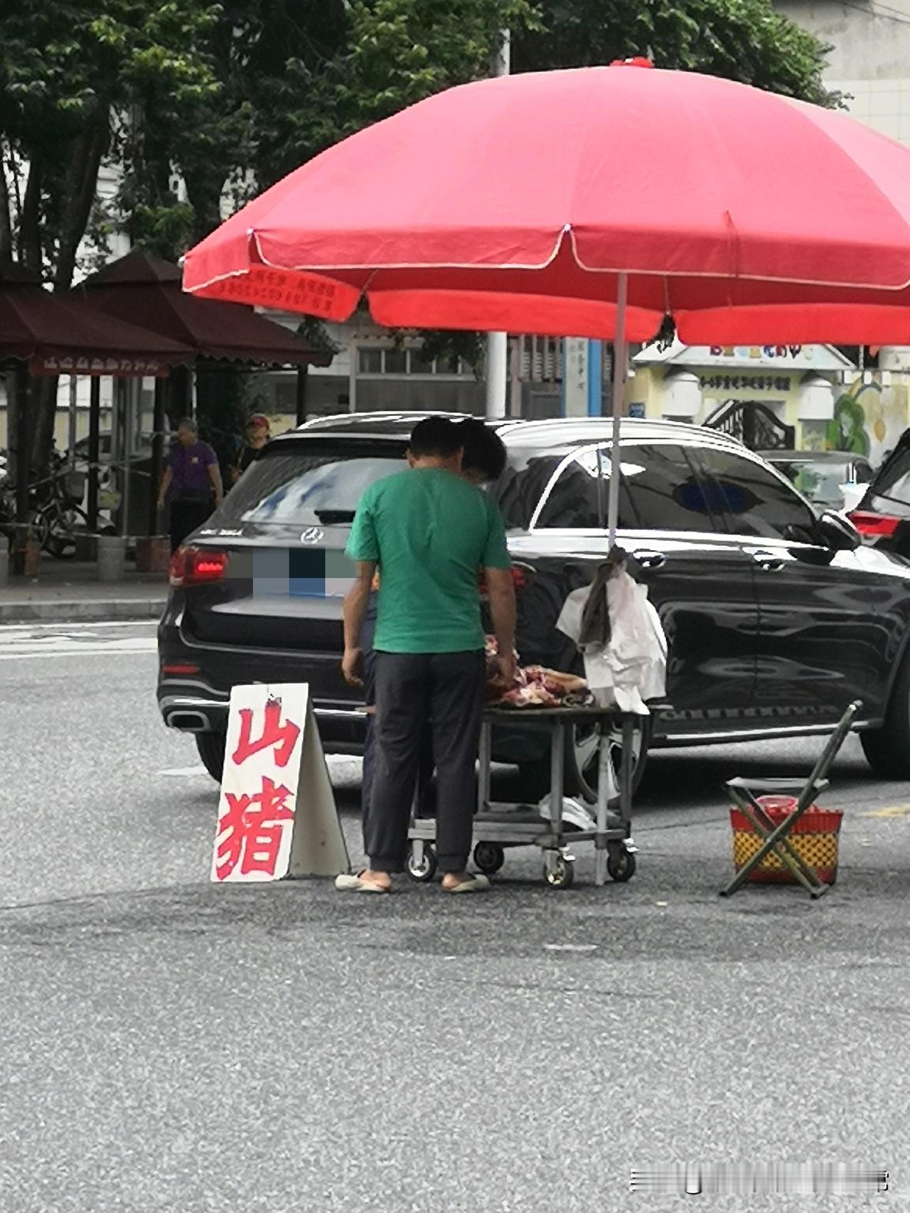 路边摊卖山猪肉，是猎奇还是骗局？
 
街头支个红伞摊，敢卖“山猪肉”？路过的人看