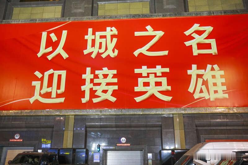 七十余载离家路，今朝终得踏归途。当搭载着12位志愿军烈士遗骸的运-20B专机穿云
