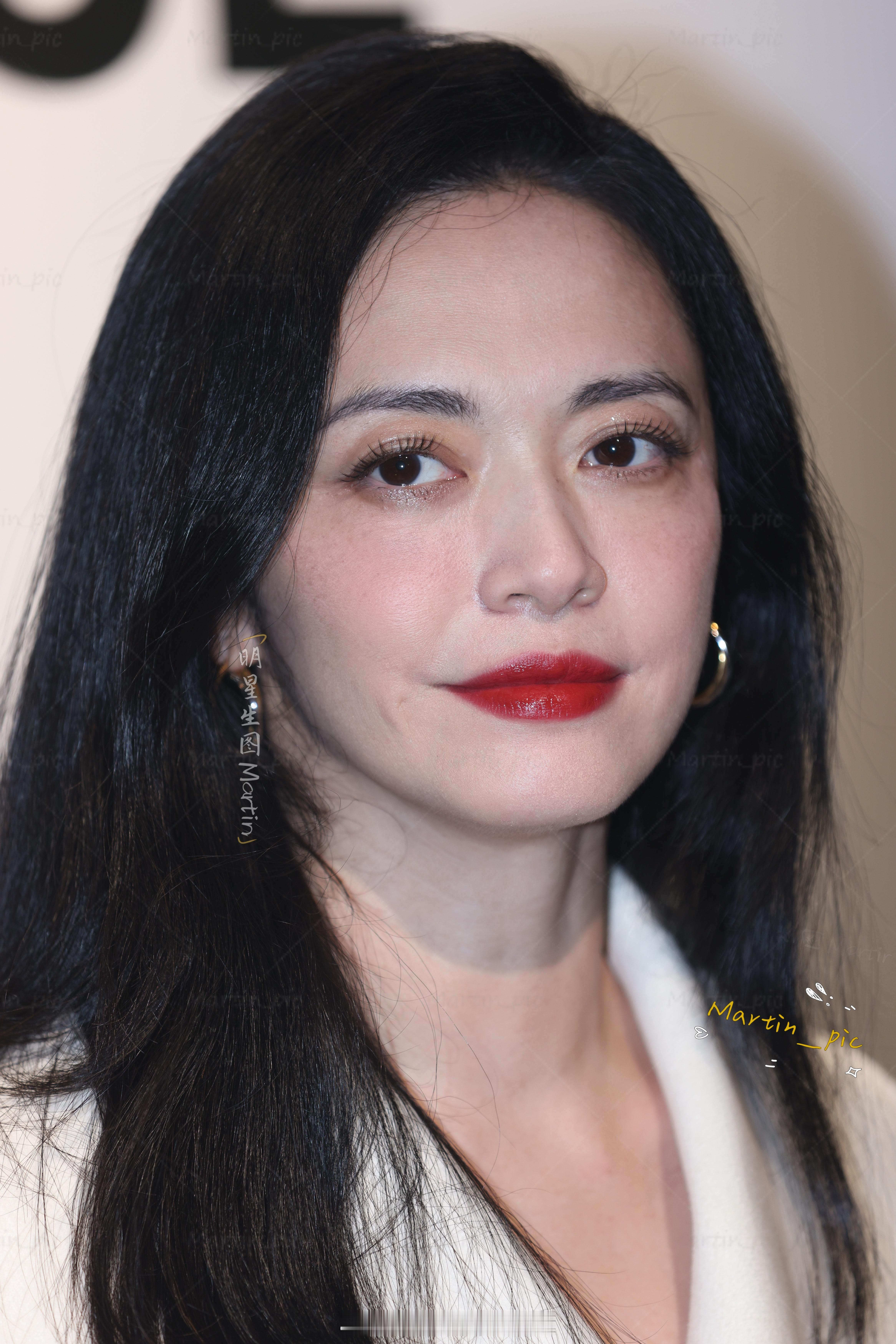 姚晨[超话]  Mackage品牌活动姚晨生图白色大衣姐姐真的太优雅了[求关注]