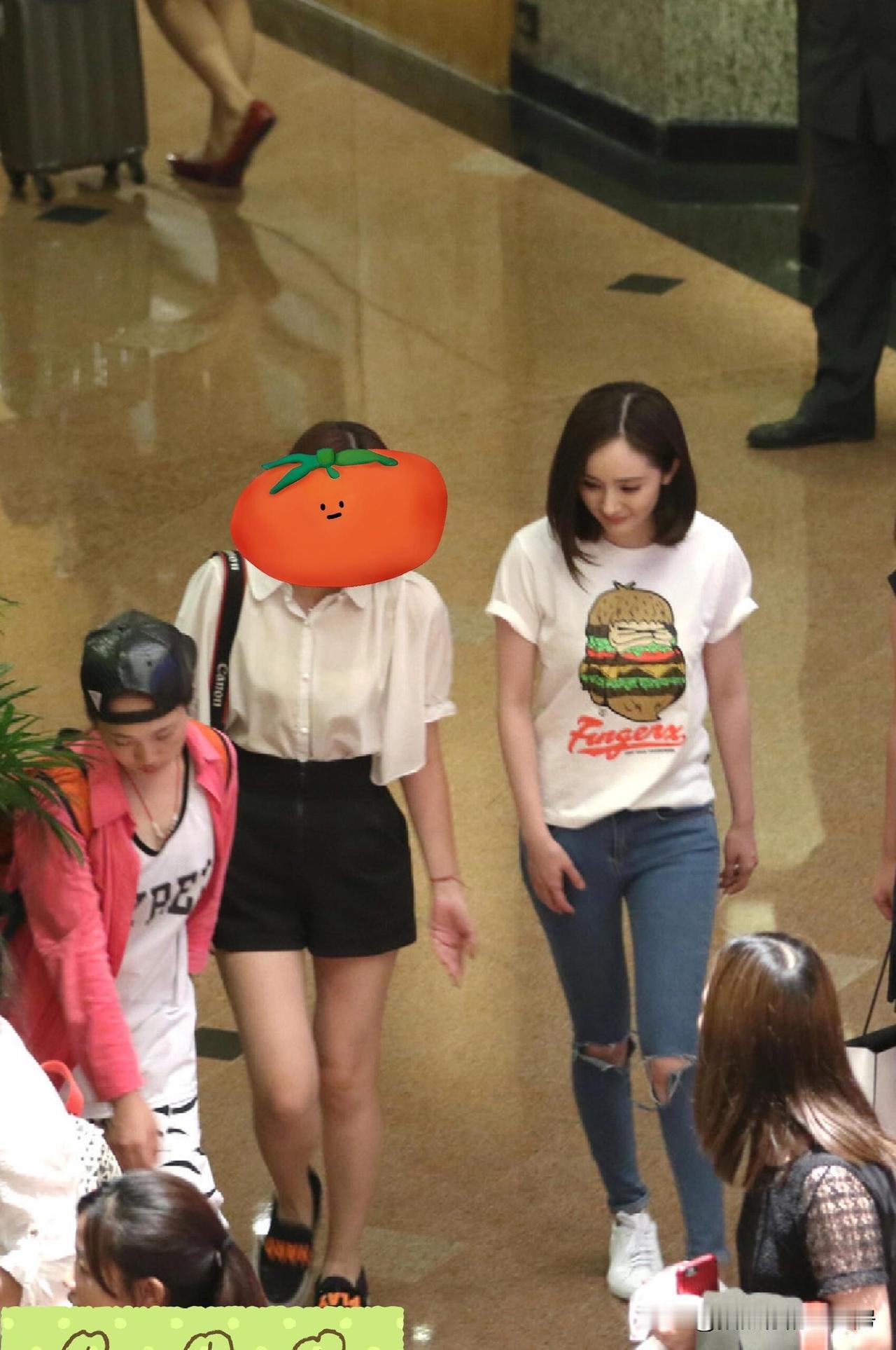 路人视角的杨幂穿条牛仔裤都这么地好看！杨幂 杨幂身材 牛仔裤 如何做一个有魅力和