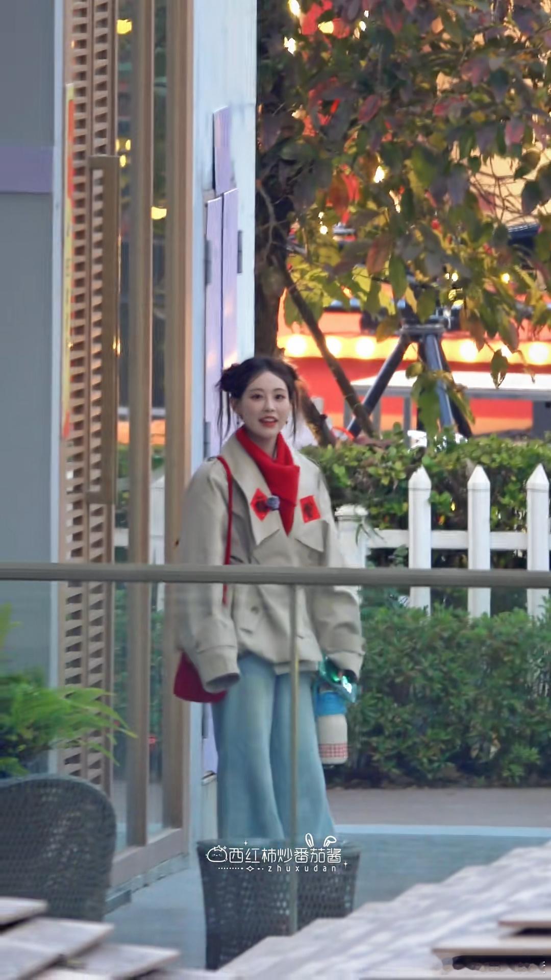 粉丝找祝绪丹要红包 这是什么暖心名场面！录制现场祝绪丹红毛衣超亮眼，粉丝隔空要红