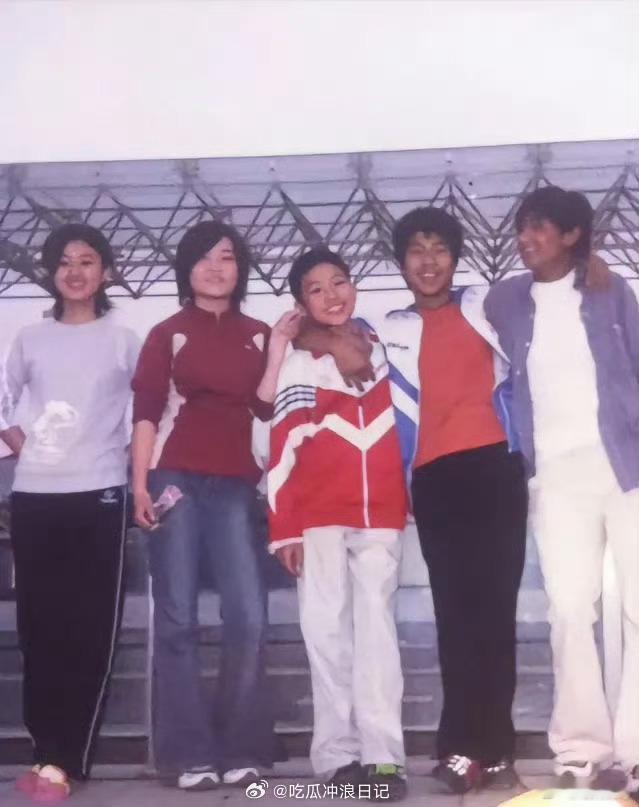 这就是天生的明星胚子吧……糊成这样都掩盖不住的光芒。和旁边人都不在一个图层感觉赵