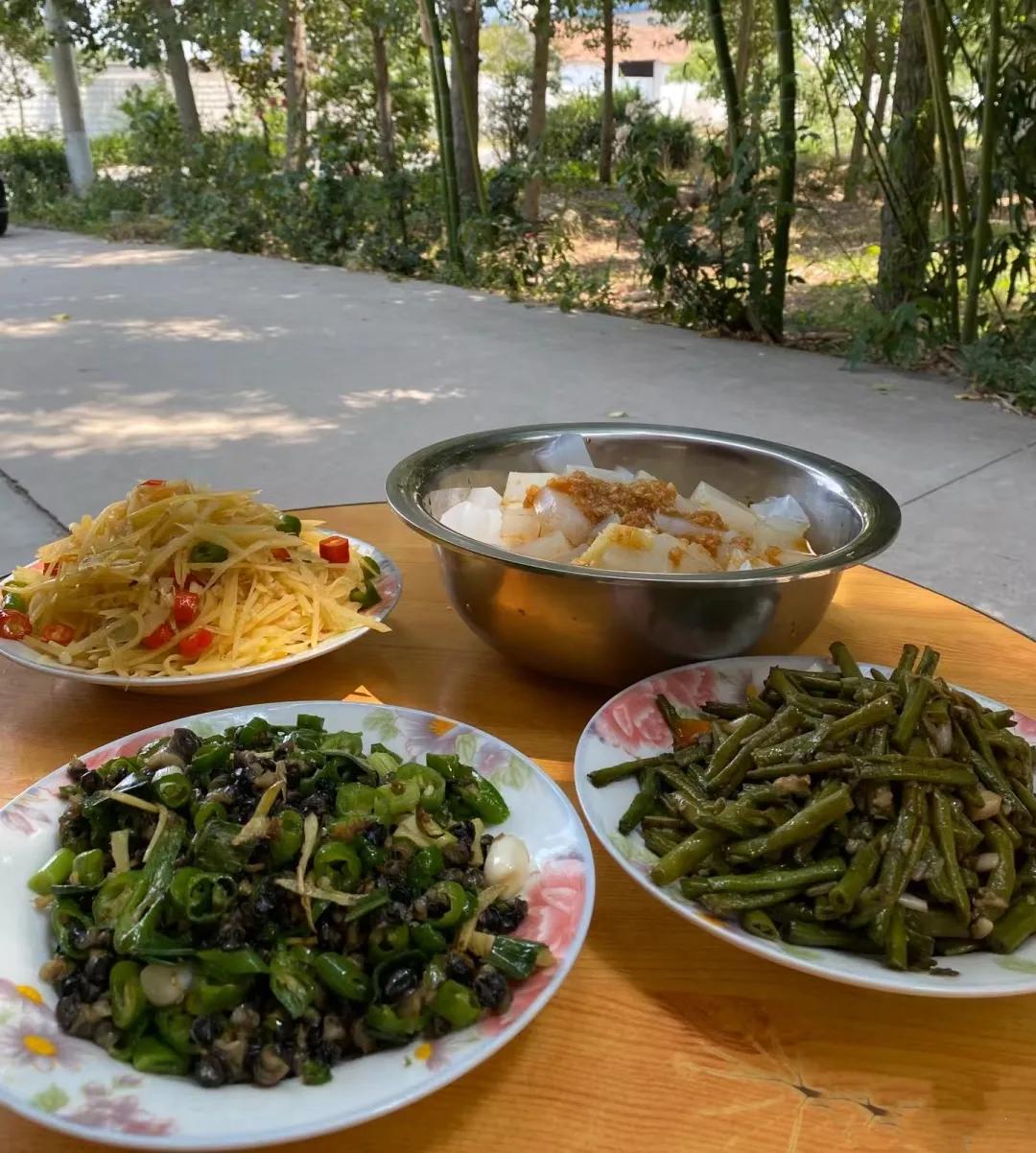 刷到一则新闻说：32岁女孩吃了一年胶原蛋白，子宫肌瘤长到12公分。医生称，这种见