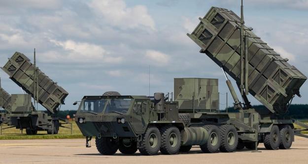 美国针对伊朗导弹的防御措施主要分为多层拦截网构建与前置威慑。

2026年初，美