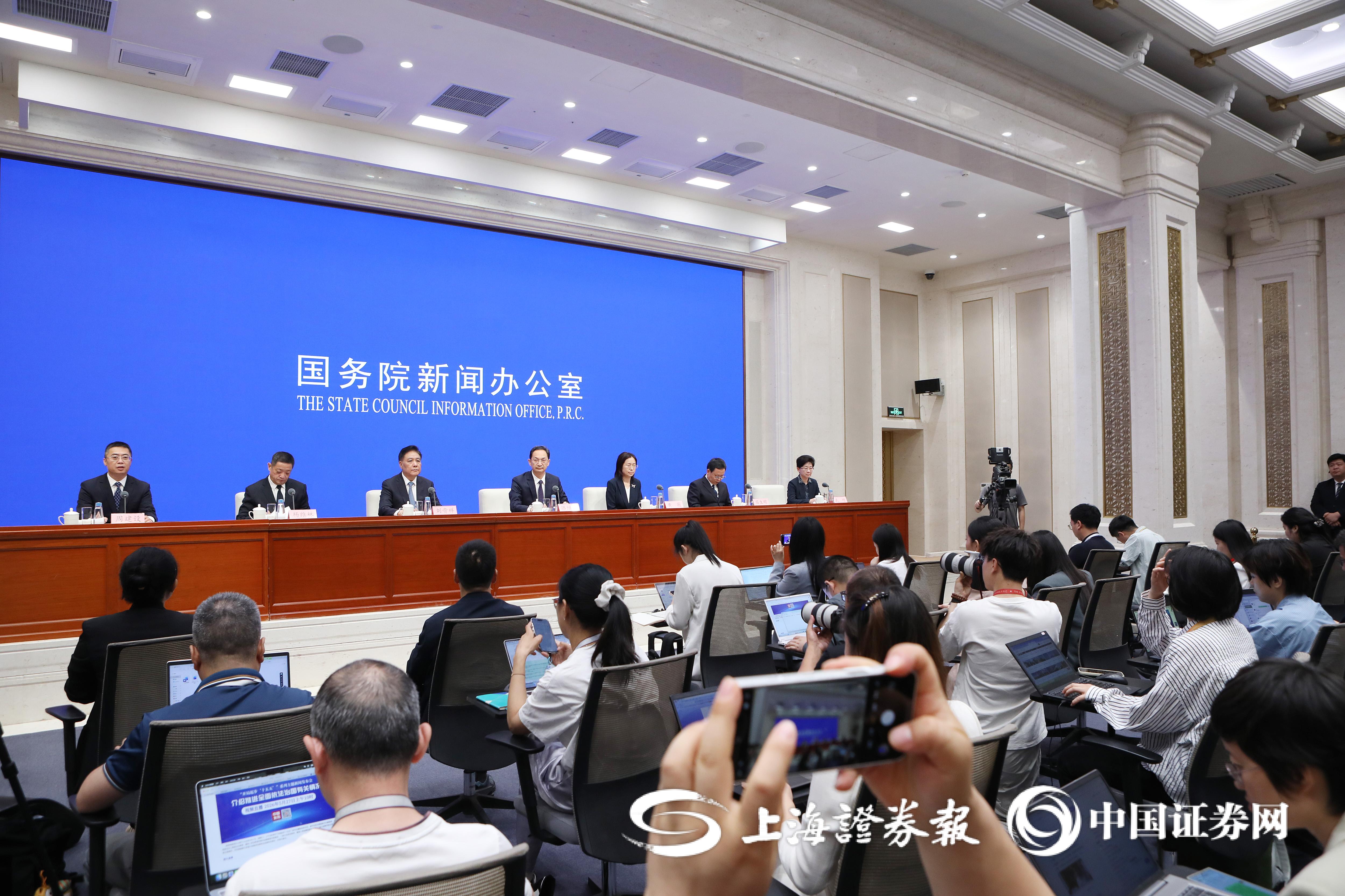 公安部杨维林：正全力推进道路交通安全法、出境入境管理法等立法项目
