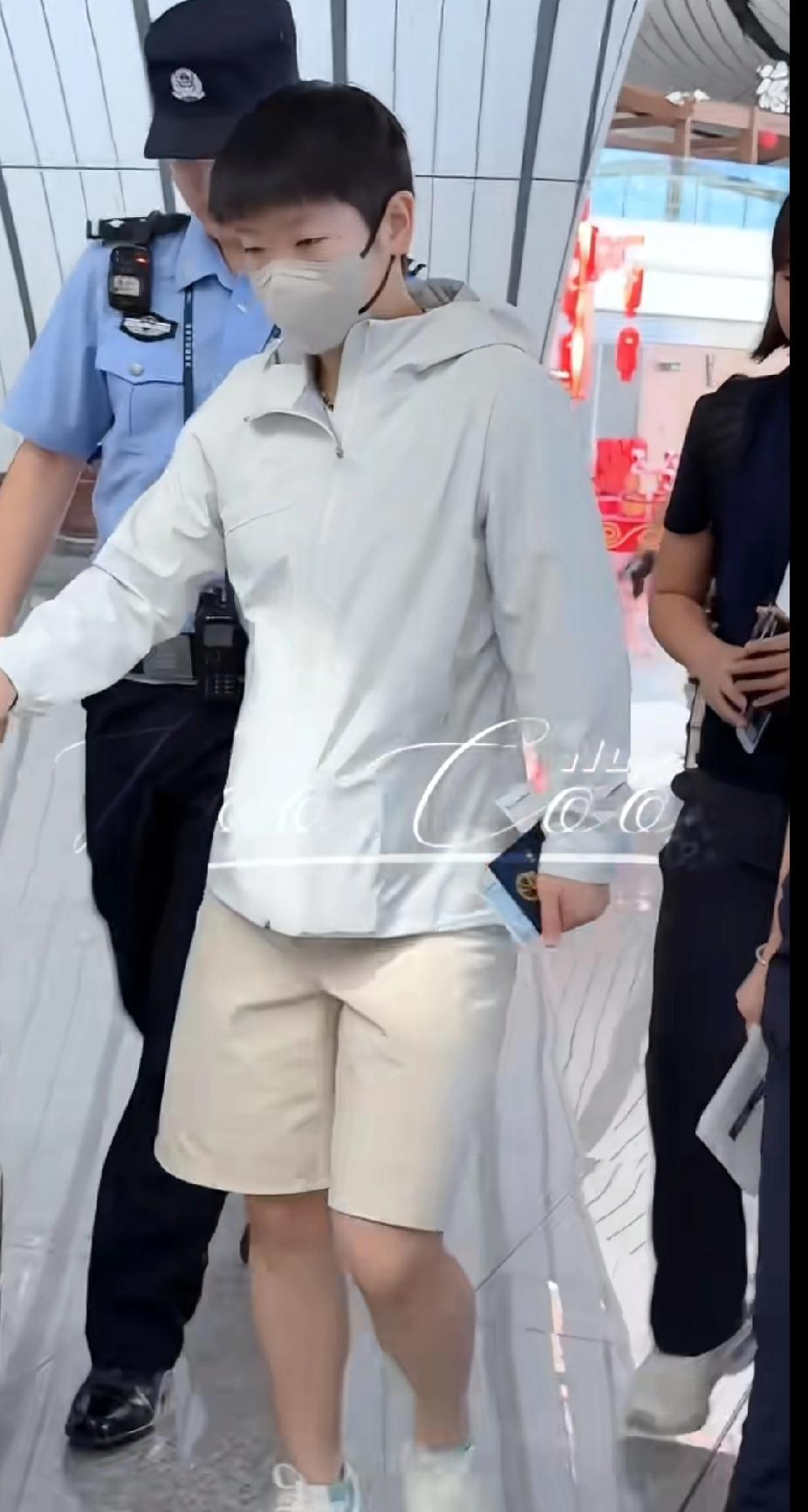 国乒出征澳门冠军赛，期待再创佳绩
 
今天国乒队员们出发前往澳门啦！孙颖莎一身清