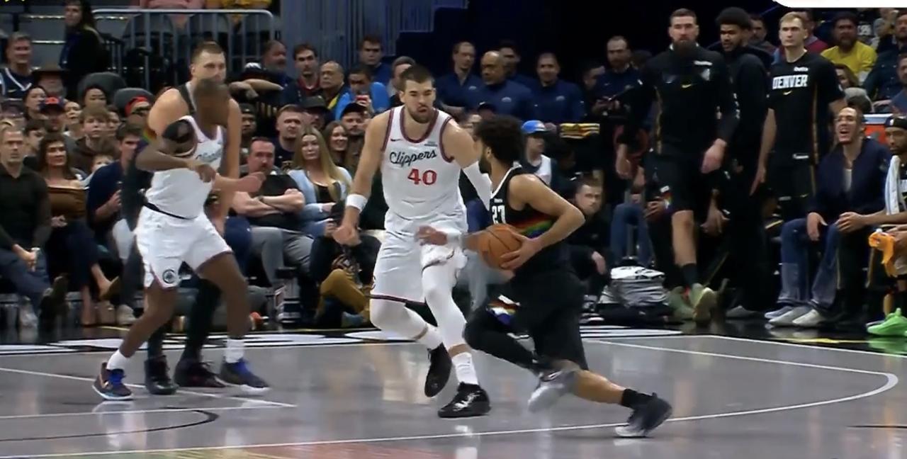 祖巴茨在场上到底起到什么作用？
顶约基奇顶不住，换防也只有被戏耍的份！
进攻端扣