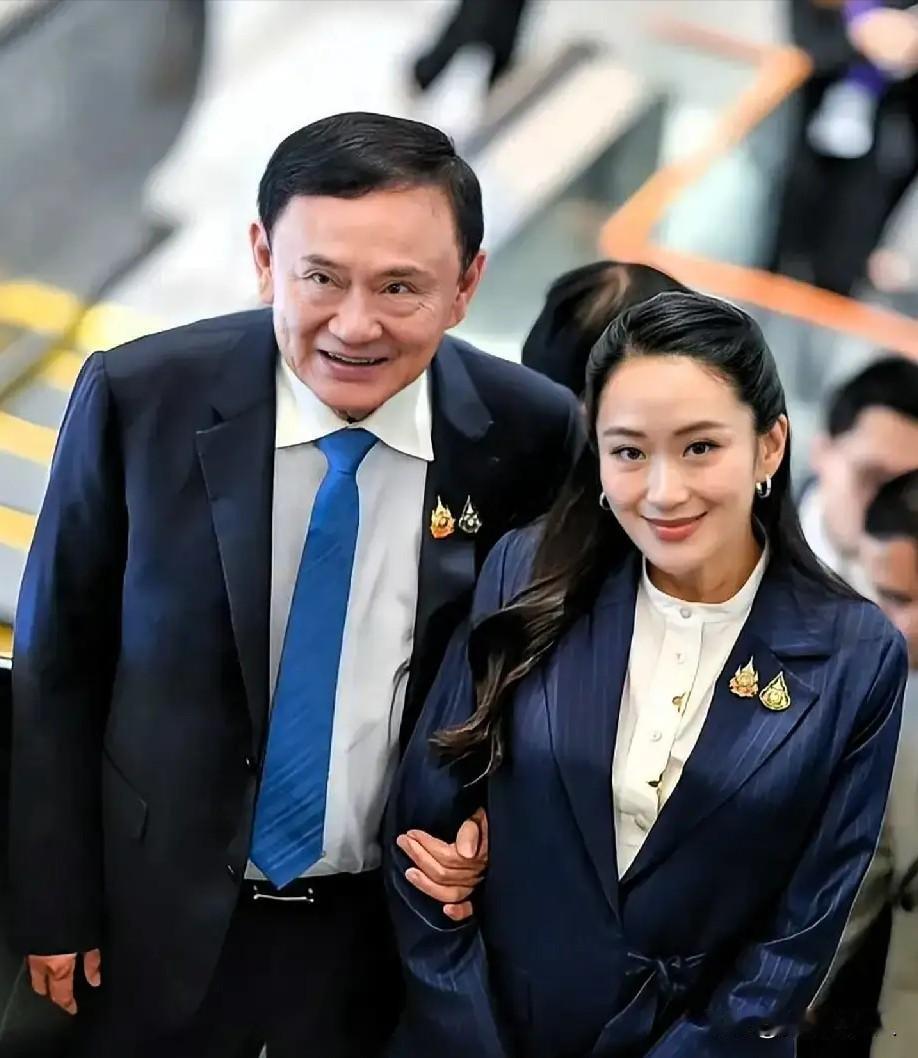 当地时间5月11日上午，泰国前总理他信正式假释出狱，引发外界广泛关注！
 
他信