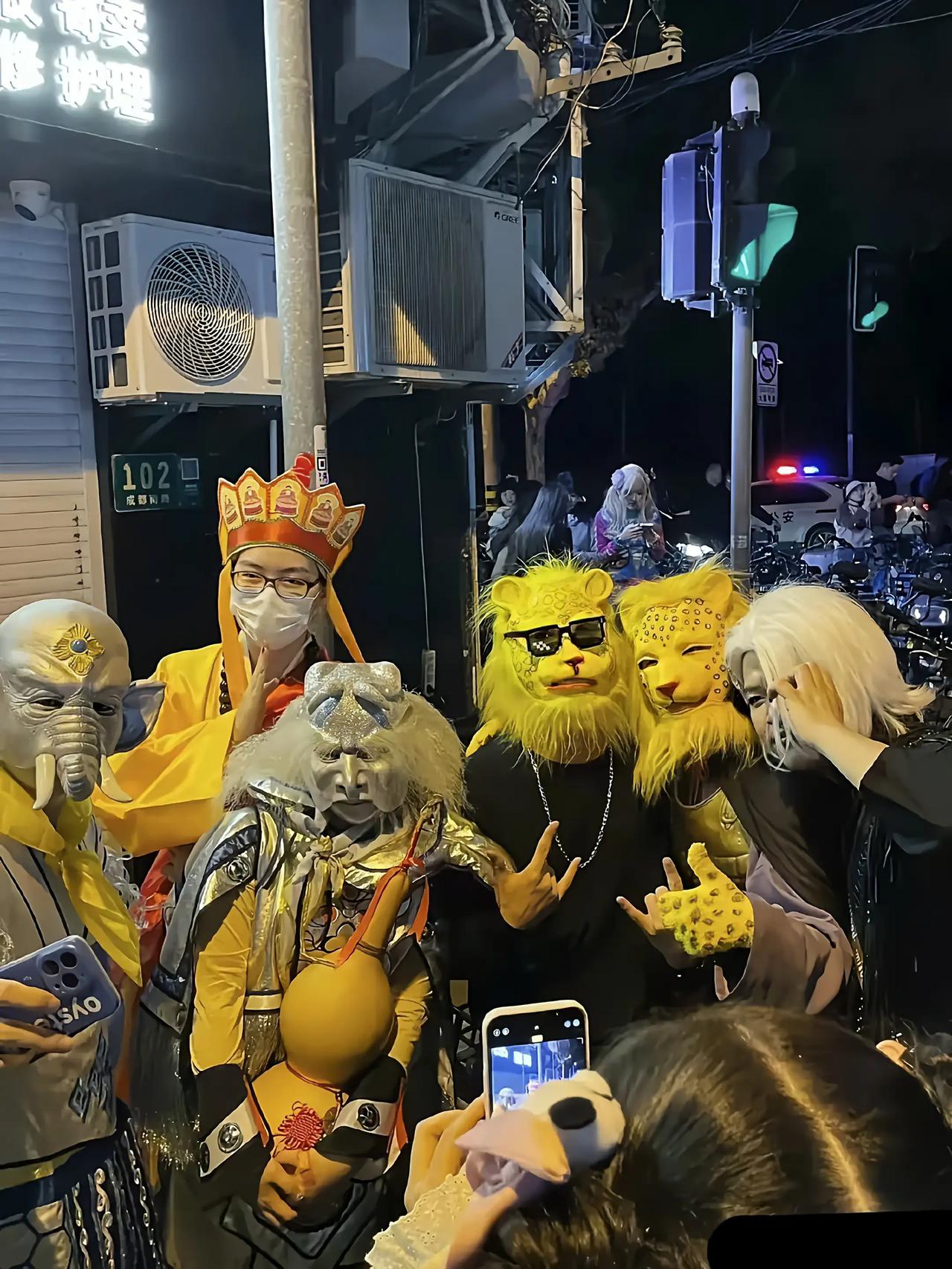 上海人过万圣节上热搜了！10月31日万圣节之夜，上海化身狂欢盛宴，街头熙熙攘攘，