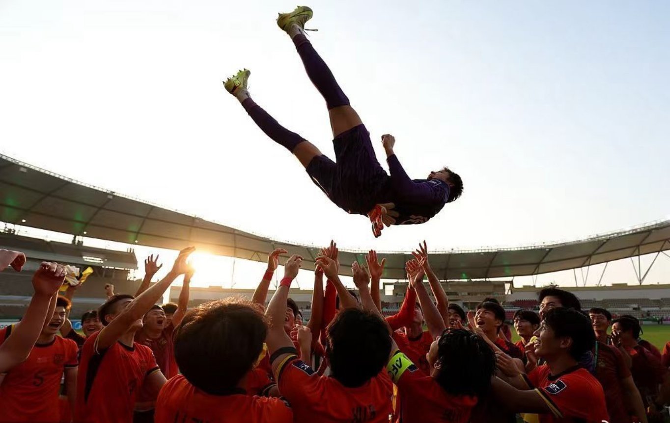 U23国足造世界名画破阵子·咏点球决胜“世界名画”点球决胜瞬间，绿茵定格悲欢。王