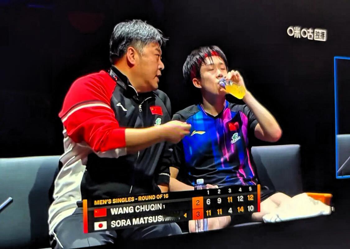 累到虚脱还得硬扛！一日两赛，间隔不到三小时，
没左手陪练，场外指导还跟新
搭档似