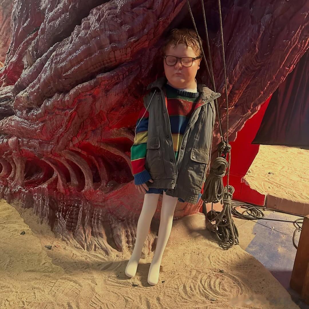 《怪奇物语》第五季第二部分全新幕后花絮照片，导演达菲激情分享 怪奇物语第五季怪奇