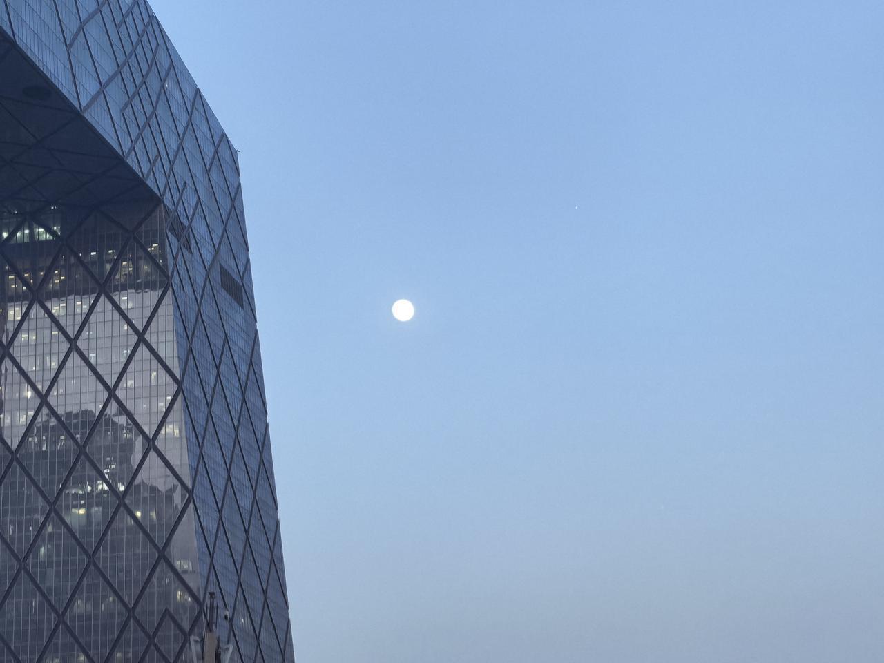 黄金，那抹穿越千年的诱人光泽，再度被镀上了“史诗级牛市”的预言金边——“6000