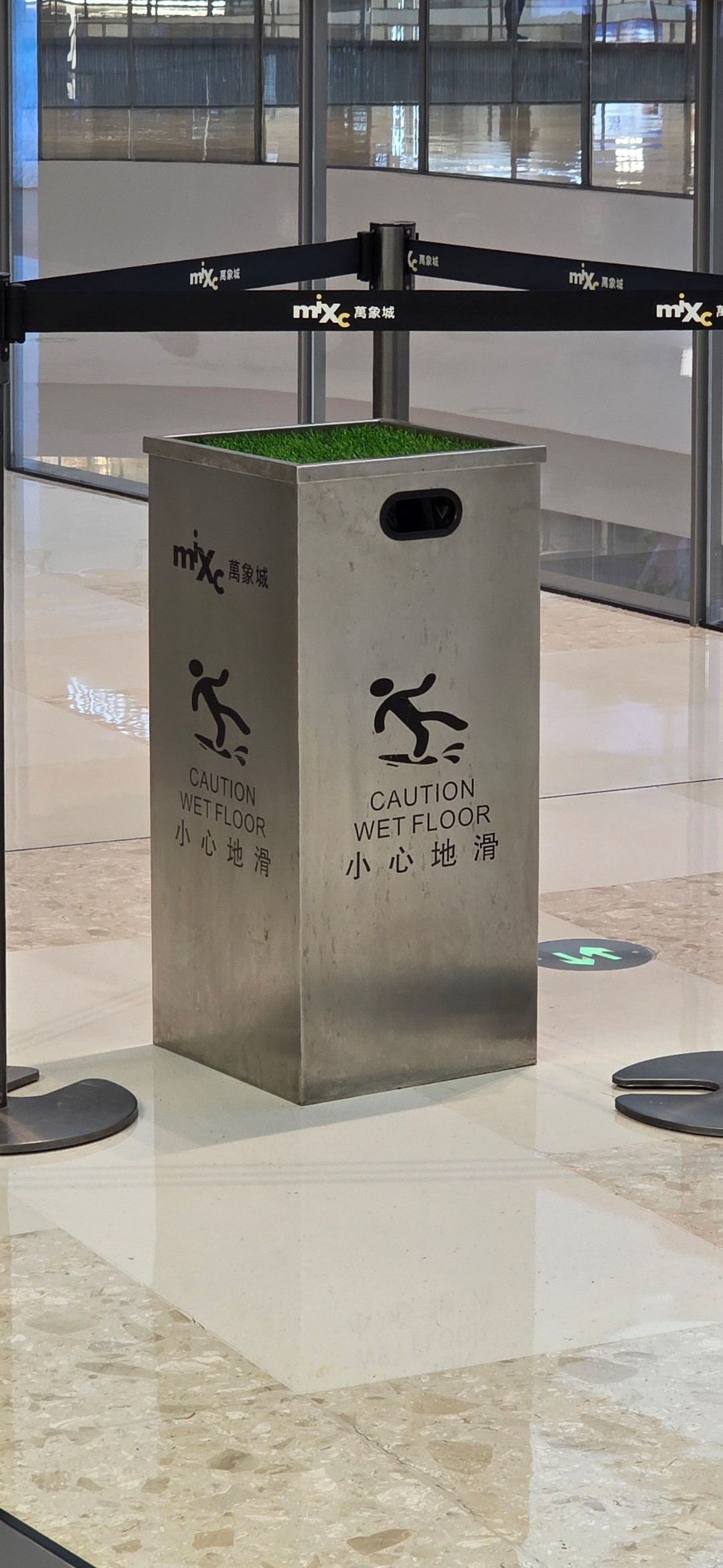 默认 12MP 模式下，微博图片压缩严重，直接看中心放大截图看看 Edge 的 