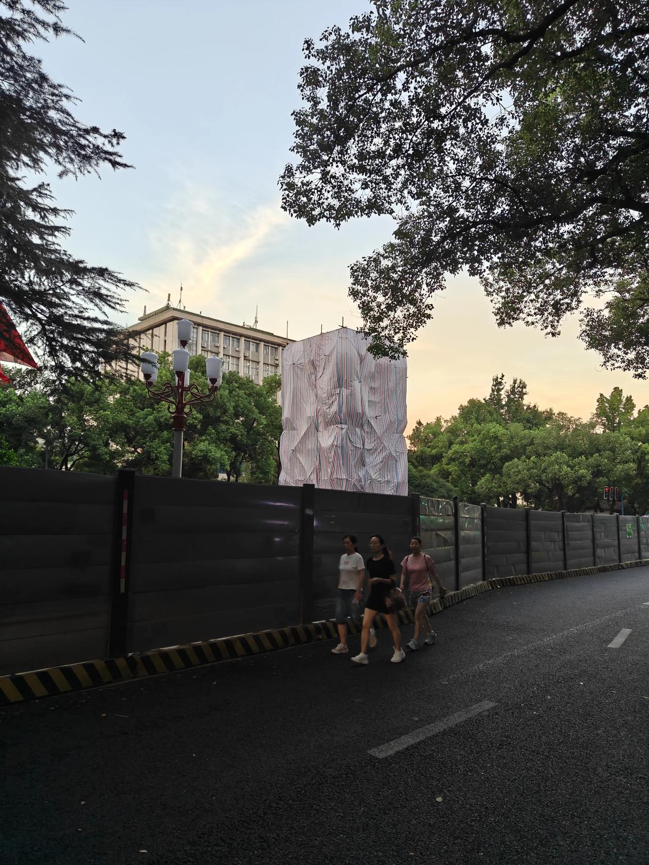 岳麓山下怀伟人，修缮静待新荣光
近日，湖南大学东方红广场伟人塑像被围挡轻柔围起，