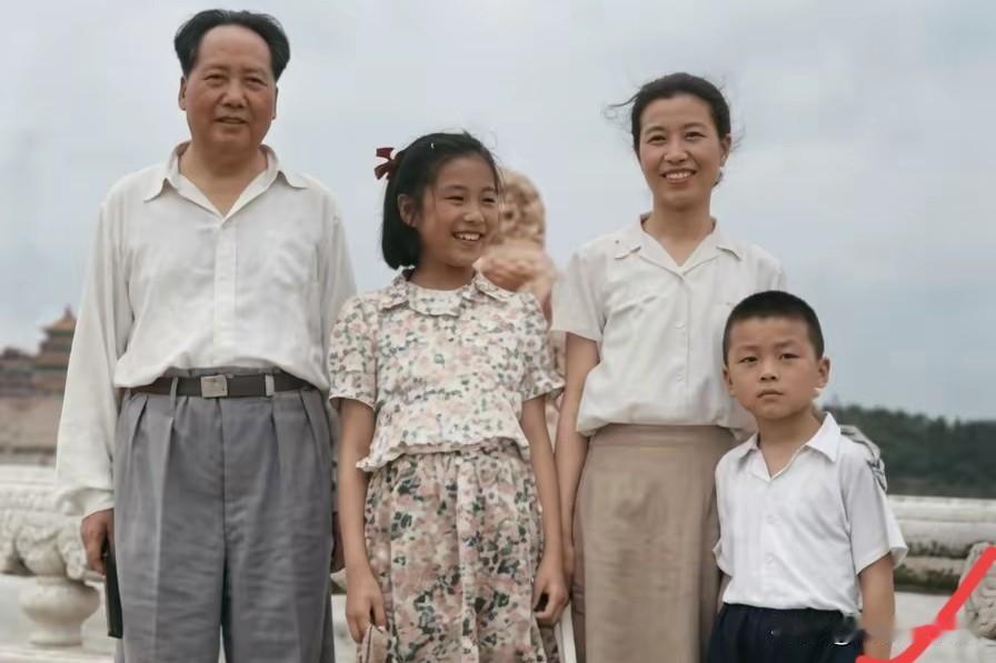 下面照片是伟人一家人在1951年颐和园拍摄的合影留念。
这张照片非常珍贵，原样是