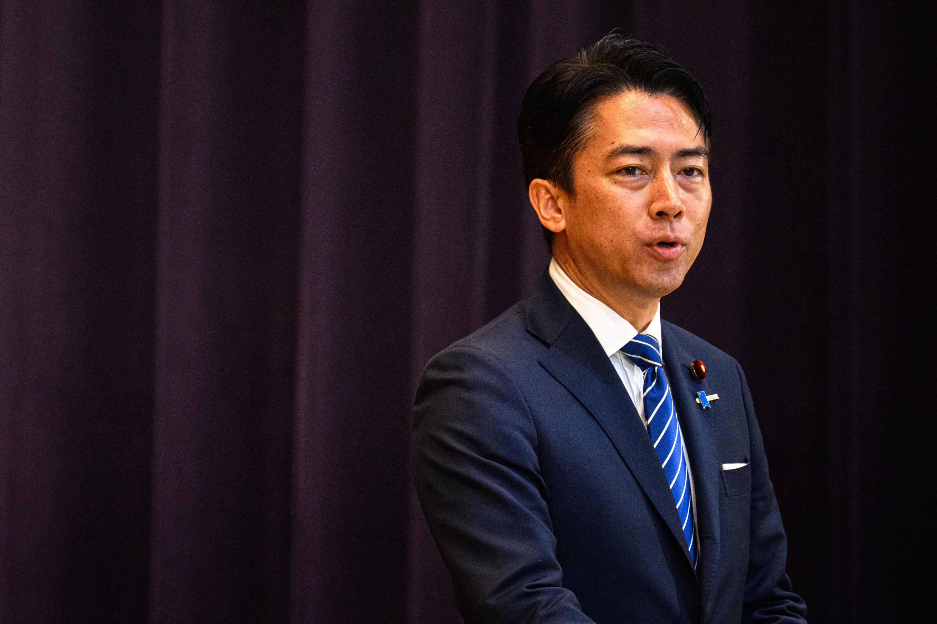 #小泉进次郎拜鬼遭韩方批评# 【“拜鬼”遭韩方批评，#日防卫大臣将缺席首尔防务对