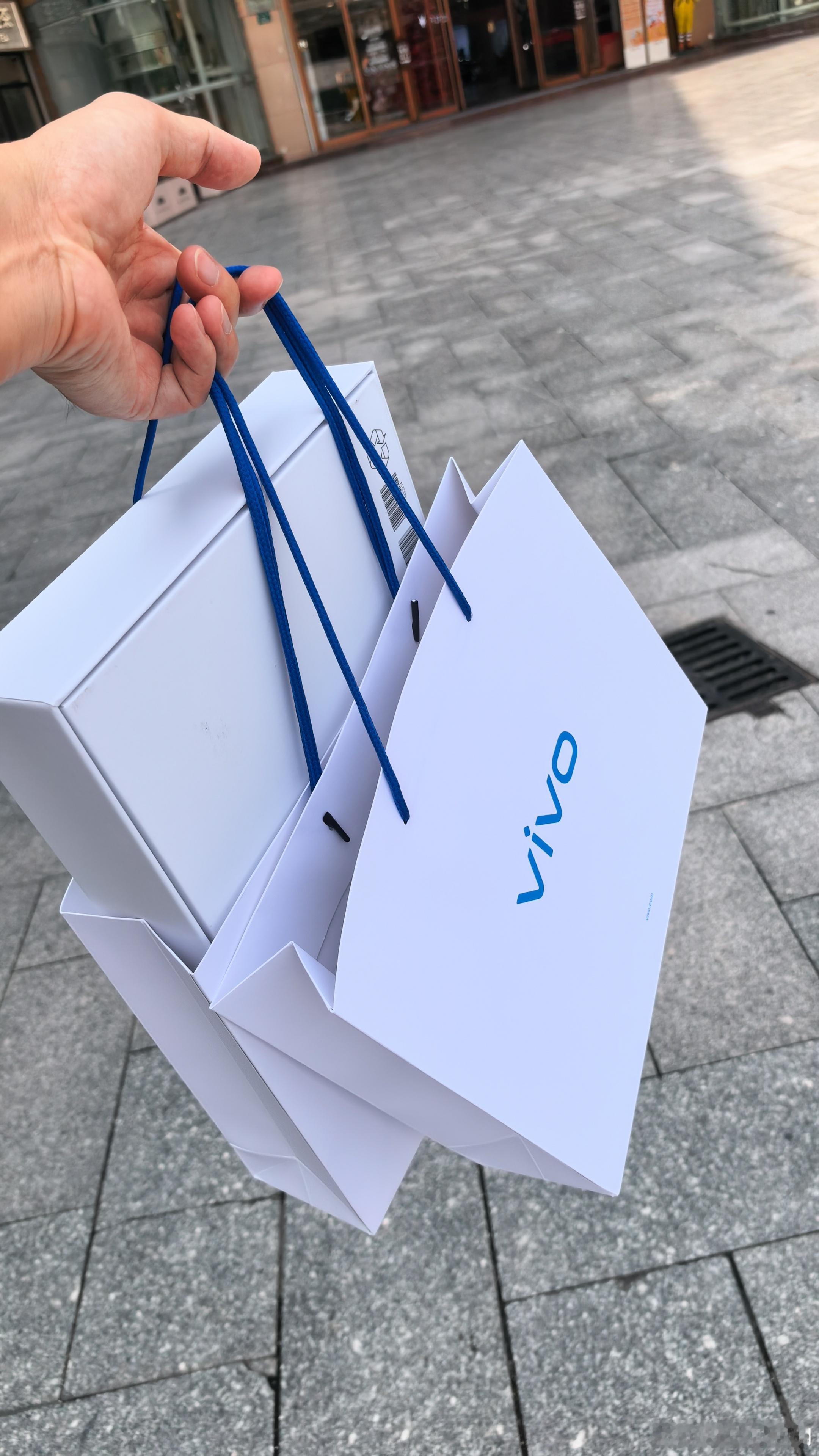 刚去线下买了台 vivoX500ProMax，12+512 版本，优惠后 750