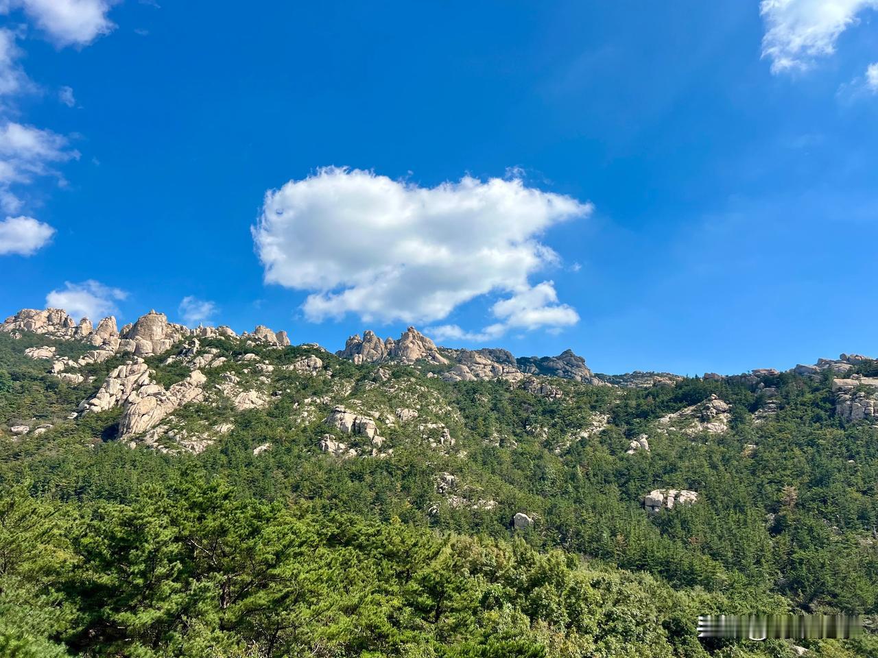 #随手拍一张秋天的美景#
大青岛天蓝得出奇，迷的人眼睛都睁不开。
看，崂山之巅那