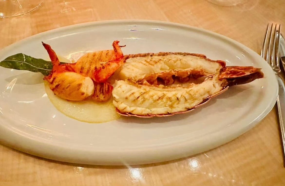 一想到王俊凯发的很多食物图可能是这样拍出来的我就萌得心颤。。。。。。 