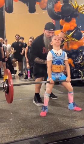 【9岁的美国女孩露西硬拉了82公斤】露西·米尔格里姆体重约27公斤。在俄亥俄州举