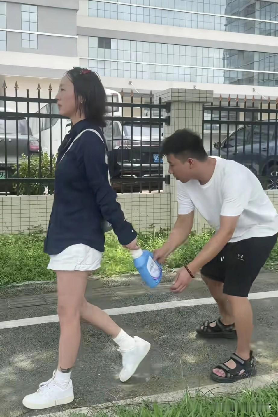 我要是秋天妈妈就老实带货
不整这些虚头巴脑的让人反感
要卖洗衣液，还跟张纹铭演上