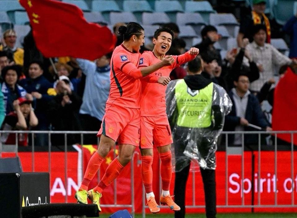 这你敢信？
国足竟然2-0赢了世界杯参赛球队库拉索，给球迷们制造了一点小惊喜！这