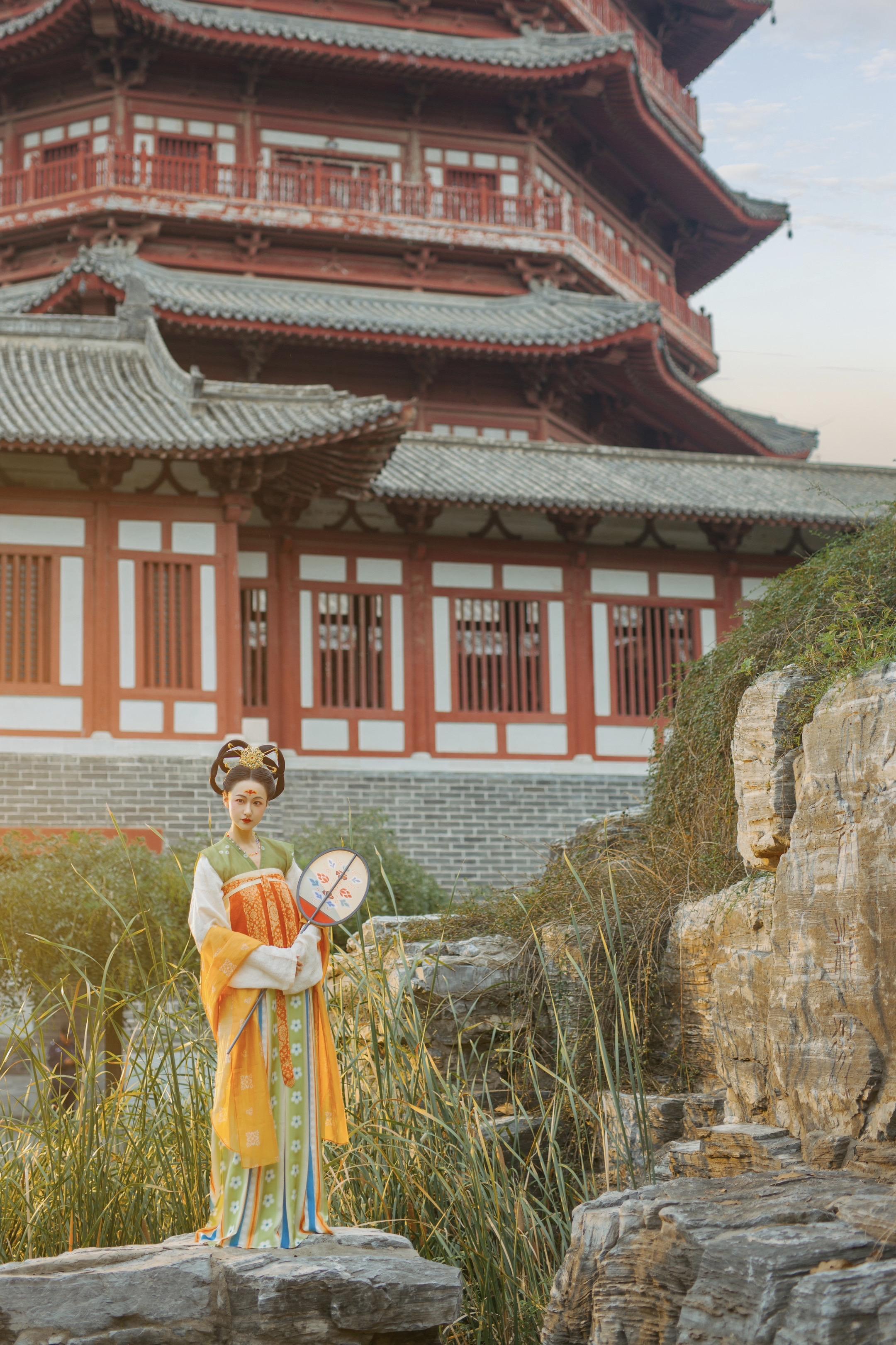 千年前女孩们的层次感穿搭·初唐。✨唐背子➕齐胸裙➕陌腹，属于初唐女孩的...