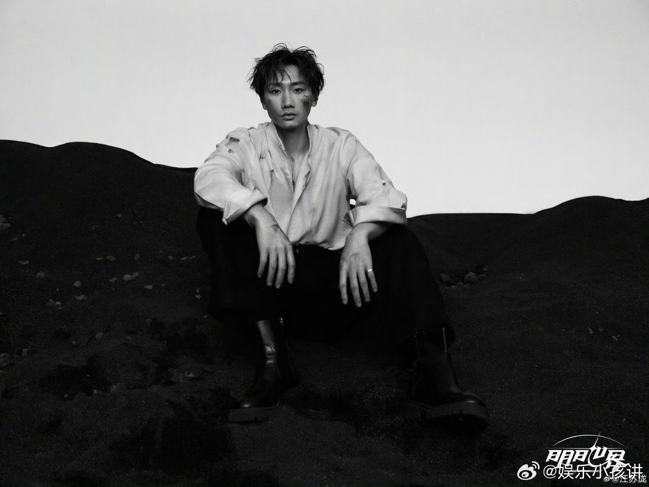 汪苏泷明日世界海报汪苏泷胡渣造型 从清爽少年到成熟型男，汪苏泷胡渣造型太惊艳。明