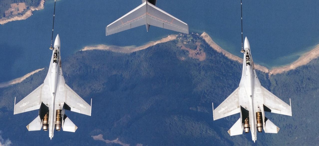 歼十六双机同时进行空中加油，这个科目现在是空军飞行员的基本技能，每个人都要掌握的