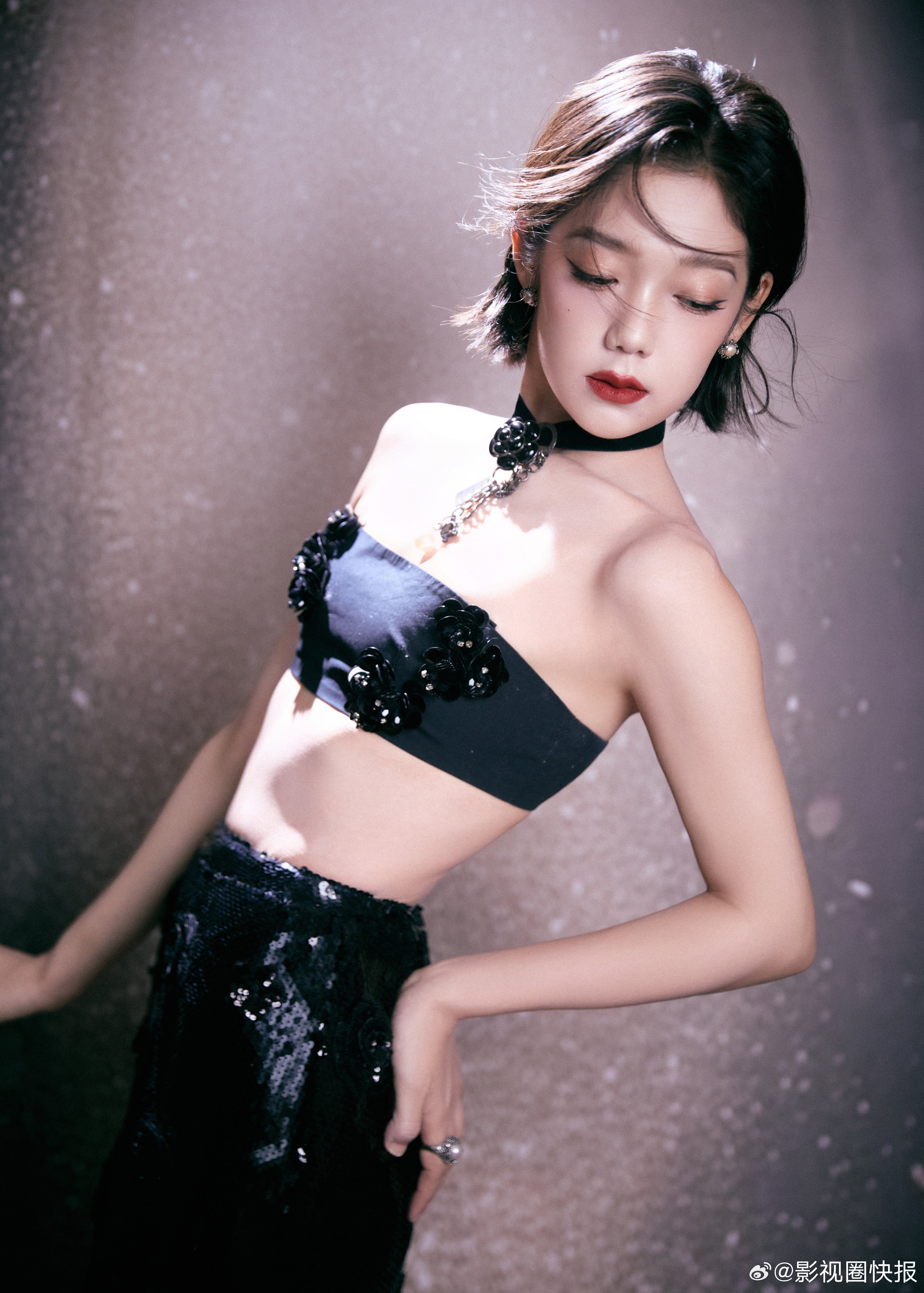 希林娜依高变希林辣依高谁被希林娜依高的红毯造型美到了！抹胸黑色长裙勾勒优雅线条，