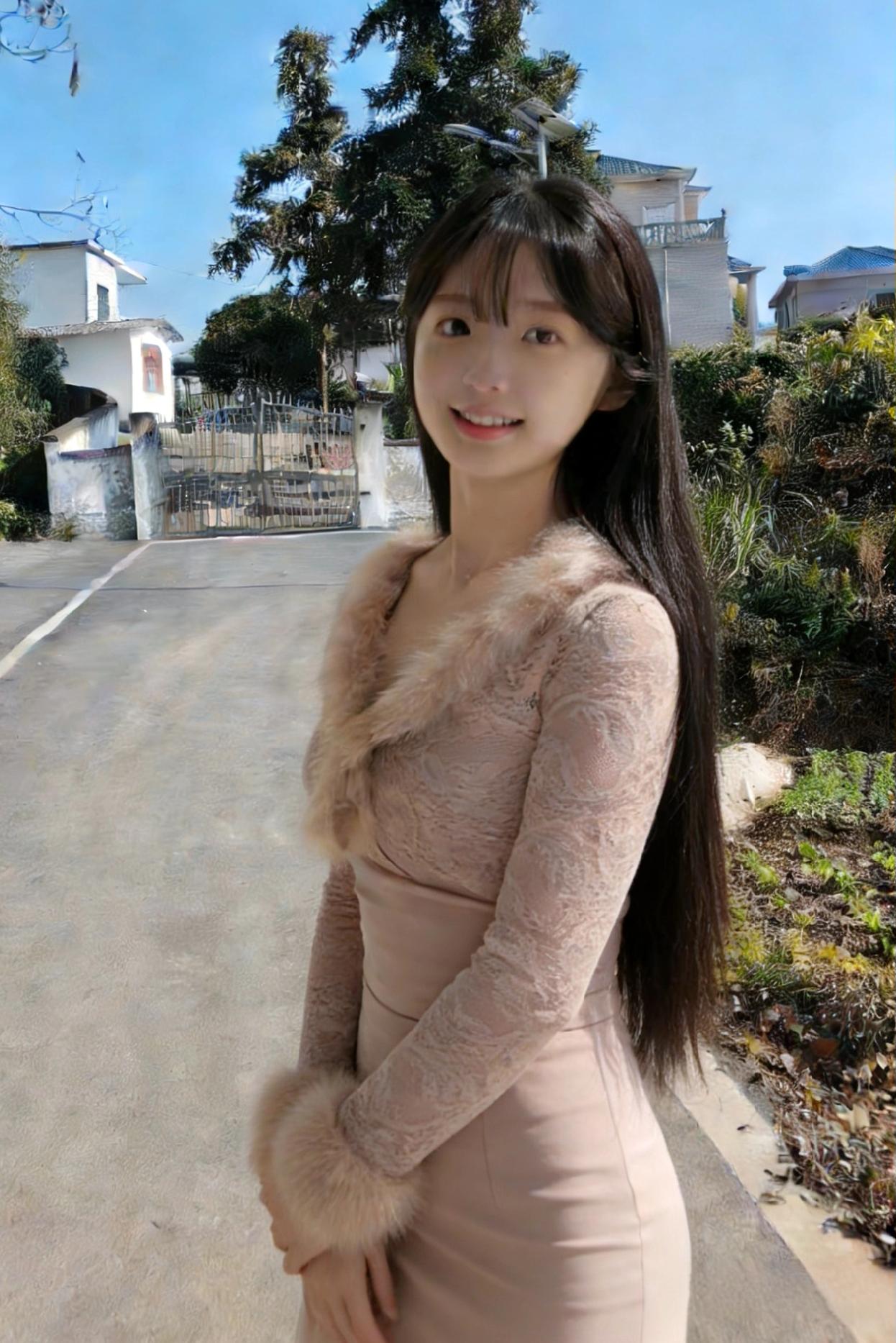 风掠过郊野的碎石路时
她是淡粉蕾丝揉进的温柔
毛领轻贴锁骨，像云吻过湖面
长发垂