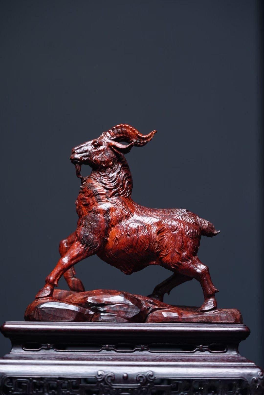 有些气势，不靠张扬，是一步一步“走”出来的。

这只羊，立在山石之上，身形前倾，