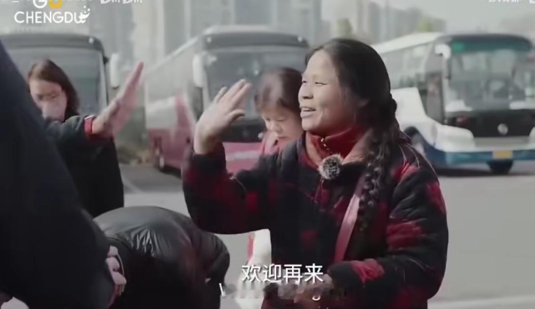 四川话与英语之间切换
52岁没有退休金
​靠卖水果为生
主​卖无花果
主打来成都