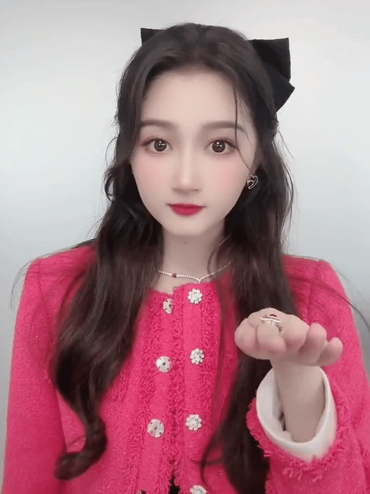 关晓彤是怎么回事？感觉特效和滤镜都救不了她的大脸 ​​​