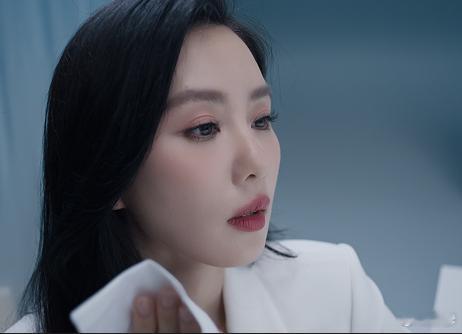 #刘诗诗解锁新代言#起猛了!天鹅颈、西装杀美丽且温柔。我们姐姐真是美得没有任何技