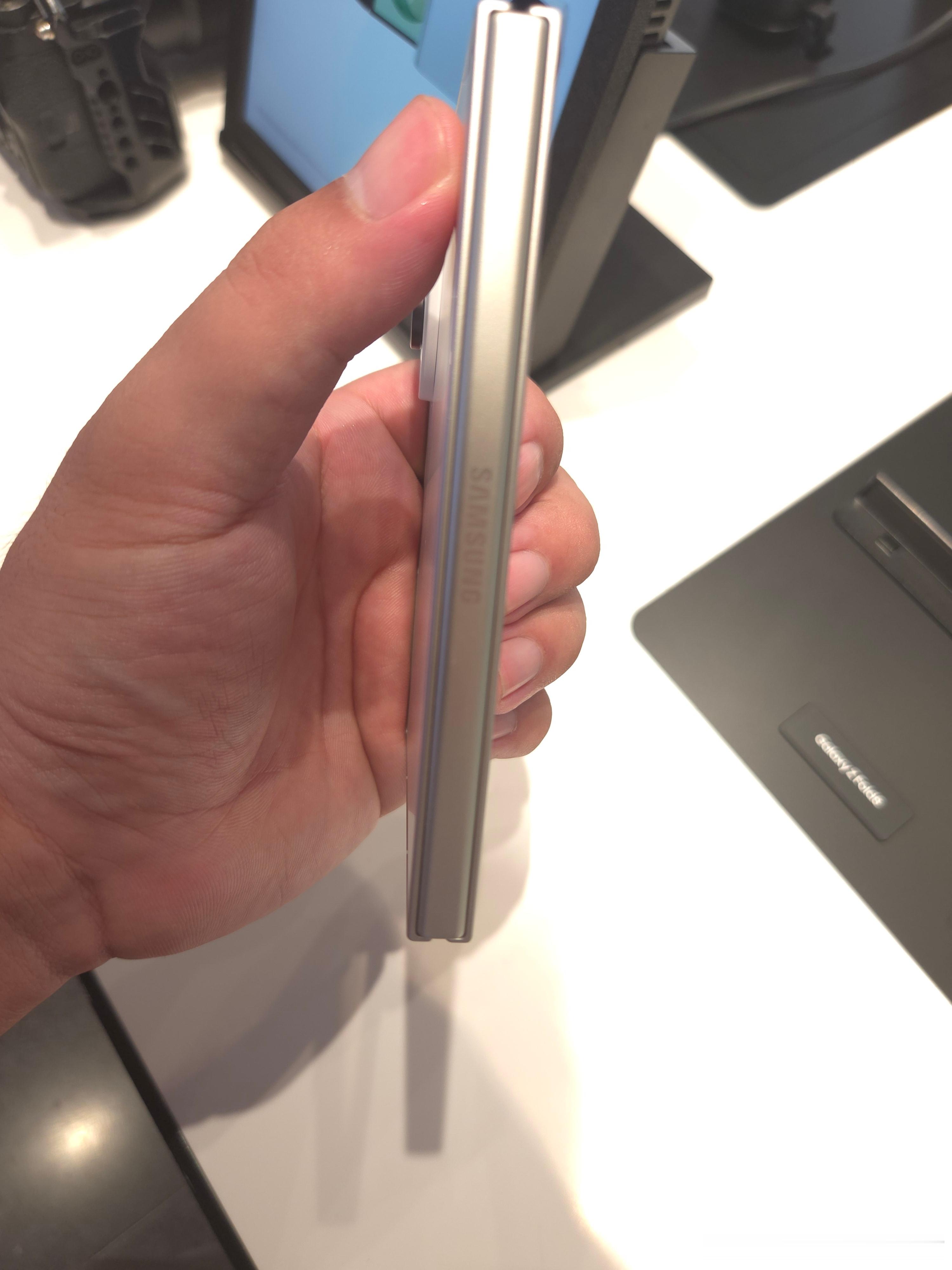 论轻薄，三星 Fold 8 这款阔折叠在同赛道里绝对出众，合起来像一块温润的薄玉