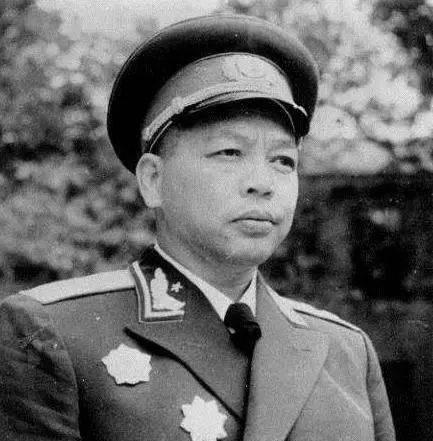 建国后，曾国华中将回到了广东省五华县岐岭镇老家，专门去看望了自己的老父亲。

曾