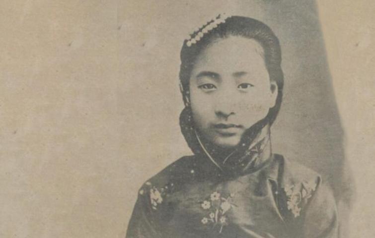 小凤仙（1900—1954），原名朱筱凤，后更名张凤云、张洗非，满族，生于杭州。