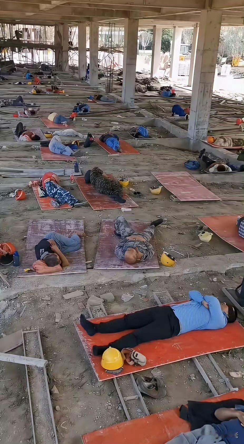 让孩子看看吧，不用讲大道理让他好好学习，就让他看看现实情况就行！

同样都是午休